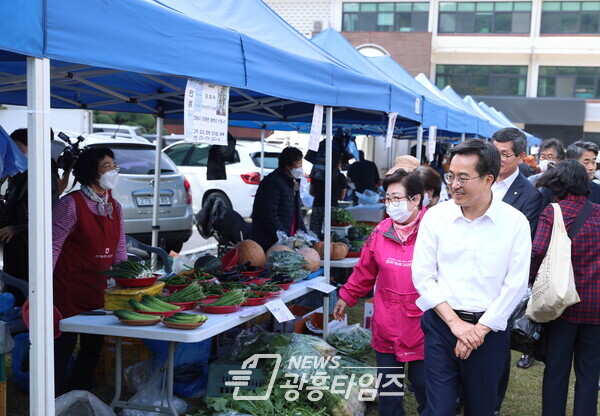 김동연 지사, 농산물 직거래 장터 및 플리마켓 방문(사진제공=경기도) 김동연 지사, 농산물 직거래 장터 및 플리마켓 방문(사진제공=경기도)
