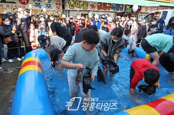월곶포구축제_왕새우·활어잡기 체험(사진제공=시흥시)