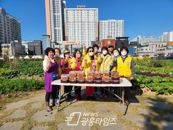 월곶동 적십자봉사회 김치나눔(사진제공=월곶동 행정복지센터) 월곶동 적십자봉사회 김치나눔(사진제공=월곶동 행정복지센터)