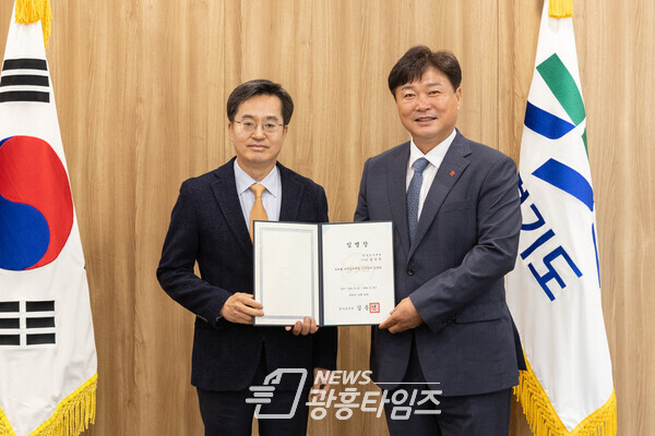 한국도자재단 성수석 신임 이사장 임명장 수여(사진제공=경기도) 한국도자재단 성수석 신임 이사장 임명장 수여(사진제공=경기도)