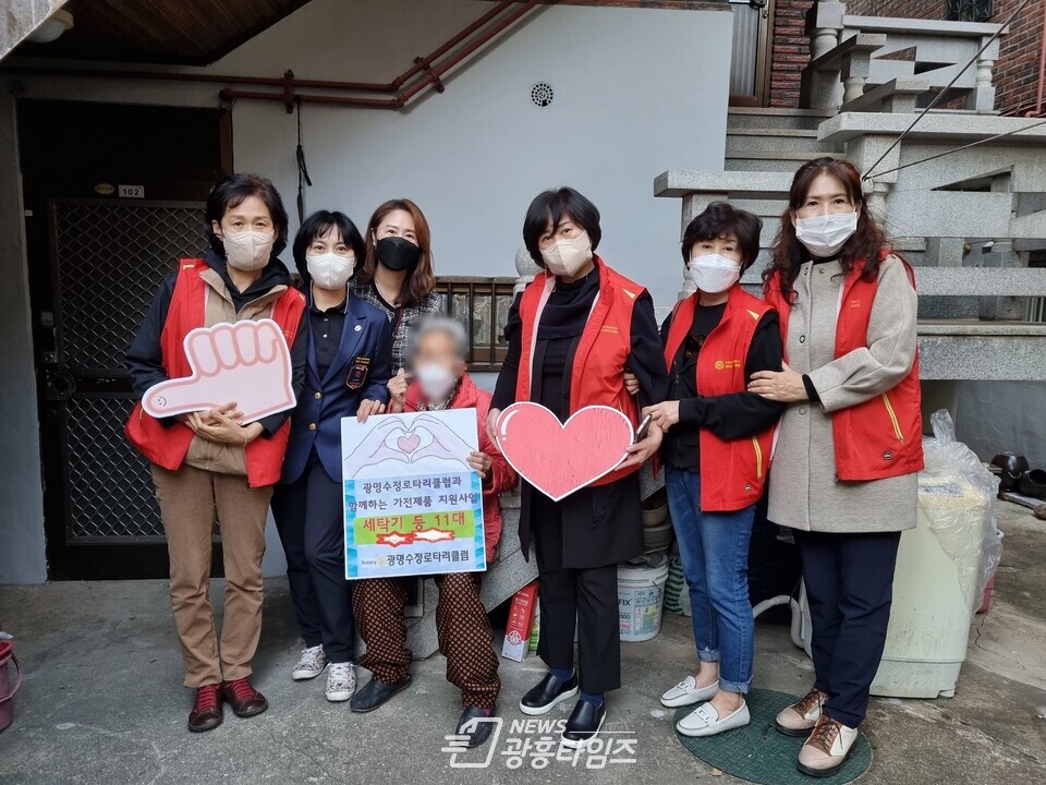 광명시 철산2동 행정복지센터에서는 지난 18일부터 25일까지 광명수정 로타리클럽과 협력해 관내 저소득 노인가구에 세탁기 등 노후 가전제품 교체사업을 추진했다(사진제공=철산2동 행정복지센터) 광명시 철산2동 행정복지센터에서는 지난 18일부터 25일까지 광명수정 로타리클럽과 협력해 관내 저소득 노인가구에 세탁기 등 노후 가전제품 교체사업을 추진했다(사진제공=철산2동 행정복지센터)
