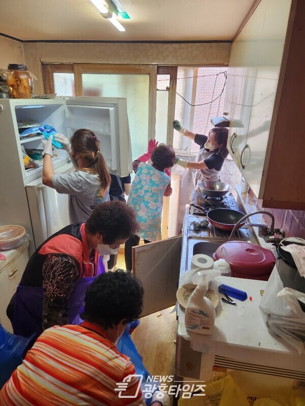 광명시 소하2동 행정복지센터에서는 관내 장애아동 가정의 환경개선과 돌봄지원을 위해 적극적인 사례관리를 하고 있다(사진제공=소하2동 행정복지센터) 광명시 소하2동 행정복지센터에서는 관내 장애아동 가정의 환경개선과 돌봄지원을 위해 적극적인 사례관리를 하고 있다(사진제공=소하2동 행정복지센터)