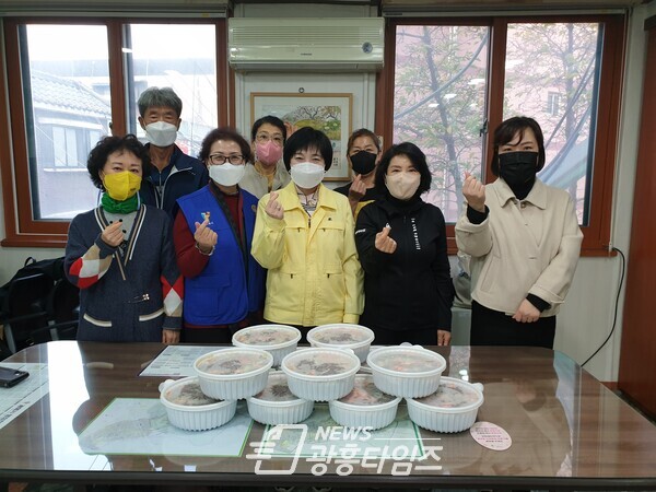 광명시 철산4동 바르게살기위원회는 지난 27일 ‘사랑의 불고기 나눔 행사’를 진행하여 위원들이 정성껏 준비한 소불고기를 관내 도움이 필요한 이웃 15가구에 전달했다(사진제공=철산4동 행정복지센터) 광명시 철산4동 바르게살기위원회는 지난 27일 ‘사랑의 불고기 나눔 행사’를 진행하여 위원들이 정성껏 준비한 소불고기를 관내 도움이 필요한 이웃 15가구에 전달했다(사진제공=철산4동 행정복지센터)