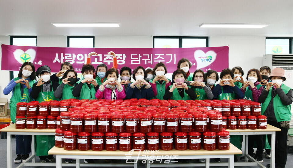 의왕시 새마을회, ‘사랑의 고추장 나눔’ 이웃사랑 실천(사진제공=의왕시) 의왕시 새마을회, ‘사랑의 고추장 나눔’ 이웃사랑 실천(사진제공=의왕시)