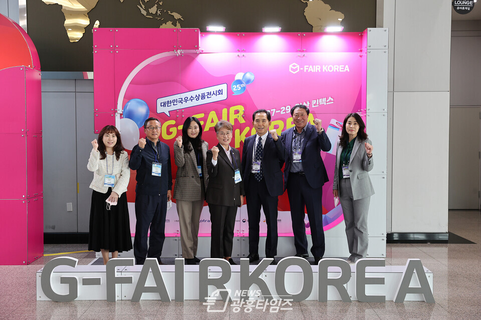 시흥시의회(의장 송미희)가 28일 고양 킨텍스 제1전시장에서 열린 ‘G-FAIR KOREA 2022 대한민국 우수상품전시회’에 참가한 관내 중소기업 관계자들을 격려했다(사진제공=시흥시의회)
