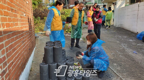 국제로타리 3690지구 시흥1지역(대표 이종기) 소속 로타리클럽 회원들이 지난 29일 관내 저소득가구에 연탄을 나누는 자원봉사 활동을 열어 온기를 나눴다(사진제공=신현동 행정복지센터) 국제로타리 3690지구 시흥1지역(대표 이종기) 소속 로타리클럽 회원들이 지난 29일 관내 저소득가구에 연탄을 나누는 자원봉사 활동을 열어 온기를 나눴다(사진제공=신현동 행정복지센터)
