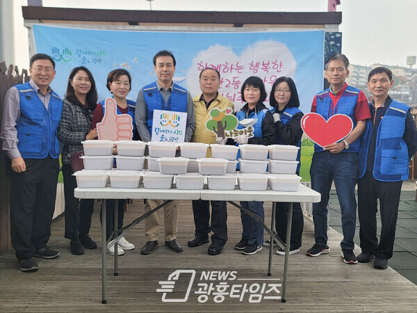 광명시 철산2동 지역사회보장협의체는 지난 11월 1일 직접 텃밭에서 기른 호박으로 호박죽을 만들어 50가구에 전달했다(사진제공=철산2동 행정복지센터) 광명시 철산2동 지역사회보장협의체는 지난 11월 1일 직접 텃밭에서 기른 호박으로 호박죽을 만들어 50가구에 전달했다(사진제공=철산2동 행정복지센터)