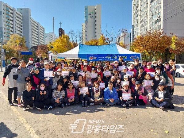 하안4동 행복마을지원단(단장 최미정)은 지난 5일 마을주민 60여 가구를 대상으로 ‘이웃소통 김장날’을 진행했다(사진제공=하안5동 행정복지센터) 하안4동 행복마을지원단(단장 최미정)은 지난 5일 마을주민 60여 가구를 대상으로 ‘이웃소통 김장날’을 진행했다(사진제공=하안5동 행정복지센터)
