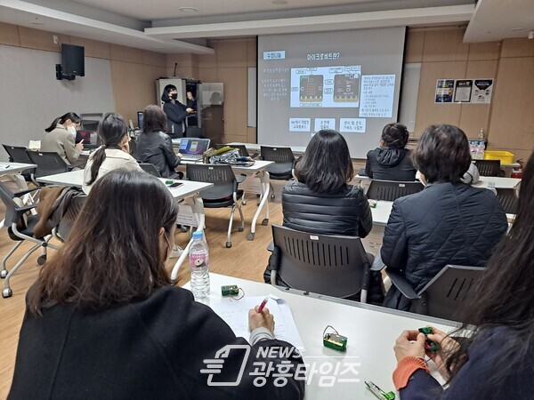  '보건 수업으로 미래 교육을 상상하다’ 성과 발표회 개최(사진3)(배곧해솔중학교 에듀테크 수업자료 제작 실습)/사진제공=경기도교육청