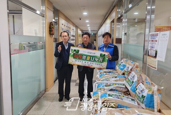 광명시 광명6동 지역사회보장협의체에 관내 소외계층을 위해 ‘참 좋은 우리교회’에서 10일 양곡 80포(10㎏)를 기탁했다(사진제공=광명6동 행정복지센터) 광명시 광명6동 지역사회보장협의체에 관내 소외계층을 위해 ‘참 좋은 우리교회’에서 10일 양곡 80포(10㎏)를 기탁했다(사진제공=광명6동 행정복지센터)