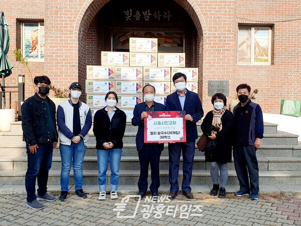신현동 시흥시민교회 후원품 전달(사진제공=신현동 행정복지센터) 신현동 시흥시민교회 후원품 전달(사진제공=신현동 행정복지센터)