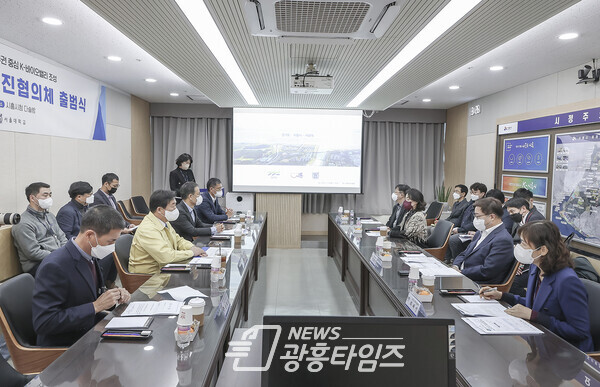 시흥시가 지난 14일 시흥시, 경기도, 서울대학교가 참여하는 ‘글로벌 바이오 허브 추진 협의체’ 출범식 개최하고, 경기 서부권 의료‧바이오 혁신 생태계 조성을 위한 논의를 본격적으로 시작했다(사진제공=시흥시)