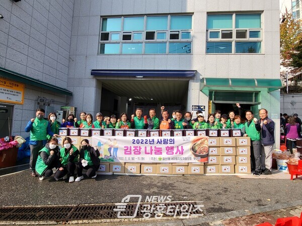 광명시 철산1동 새마을지도자협의회·부녀회는 14일과 15일 이틀간 ‘2022년 철산1동 사랑의 김장 나눔 행사’를 가졌다(사진제공=철산1동 행정복지센터) 광명시 철산1동 새마을지도자협의회·부녀회는 14일과 15일 이틀간 ‘2022년 철산1동 사랑의 김장 나눔 행사’를 가졌다(사진제공=철산1동 행정복지센터)