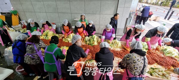 광명시 철산1동 새마을지도자협의회·부녀회는 14일과 15일 이틀간 ‘2022년 철산1동 사랑의 김장 나눔 행사’를 가졌다(사진제공=철산1동 행정복지센터) 광명시 철산1동 새마을지도자협의회·부녀회는 14일과 15일 이틀간 ‘2022년 철산1동 사랑의 김장 나눔 행사’를 가졌다(사진제공=철산1동 행정복지센터)