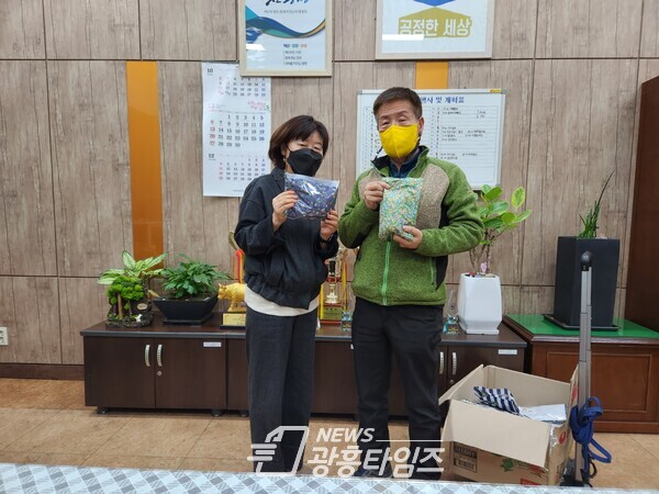 경기꿈의학교 행복나누미는 지난 16일 광명시 소하1동 행정복지센터를 방문해 추운 날씨에 손발을 따뜻하게 하고 찜질이 가능한 팥 주머니를 만들어 전달했다(사진제공=소하1동 행정복지센터) 경기꿈의학교 행복나누미는 지난 16일 광명시 소하1동 행정복지센터를 방문해 추운 날씨에 손발을 따뜻하게 하고 찜질이 가능한 팥 주머니를 만들어 전달했다(사진제공=소하1동 행정복지센터)