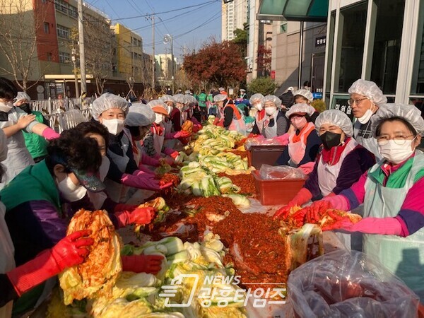 광명시 광명6동 새마을지도자협의회·부녀회는 16일과 17일 이틀간 ‘사랑의 김장김치 담그기’ 행사를 진행했다(사진제공=광명6동 행정복지센터) 광명시 광명6동 새마을지도자협의회·부녀회는 16일과 17일 이틀간 ‘사랑의 김장김치 담그기’ 행사를 진행했다(사진제공=광명6동 행정복지센터)