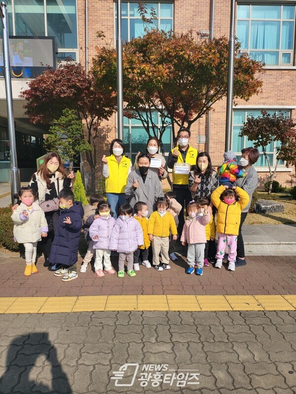 정왕본동_ABC어린이집 후원금 전달(사진제공=정왕본동 행정복지센터) 정왕본동_ABC어린이집 후원금 전달(사진제공=정왕본동 행정복지센터)