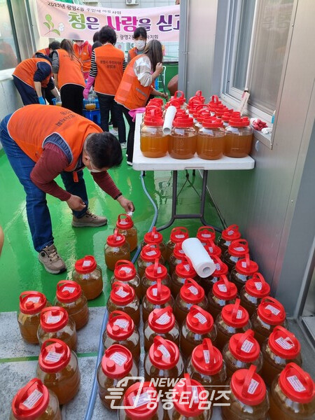 광명시 광명2동 주민자치회는 지난 17일 주민세 마을사업 ‘청은 사랑을 싣고’를 진행하여 직접 담근 매실청을 관내 독거노인 및 취약계층 60가구에 전달했다(사진제공=광명2동 행정복지센터) 광명시 광명2동 주민자치회는 지난 17일 주민세 마을사업 ‘청은 사랑을 싣고’를 진행하여 직접 담근 매실청을 관내 독거노인 및 취약계층 60가구에 전달했다(사진제공=광명2동 행정복지센터)