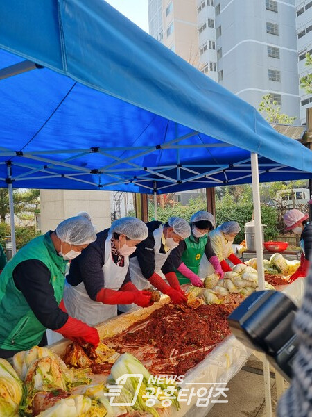 광명시 소하1동 새마을지도자협의회·부녀회는 17일과 18일 이틀간 걸쳐 취약계층 이웃을 위한 ‘사랑의 김장 나누기’행사를 개최했다(사진제공=소하1동 행정복지센터) 광명시 소하1동 새마을지도자협의회·부녀회는 17일과 18일 이틀간 걸쳐 취약계층 이웃을 위한 ‘사랑의 김장 나누기’행사를 개최했다(사진제공=소하1동 행정복지센터)