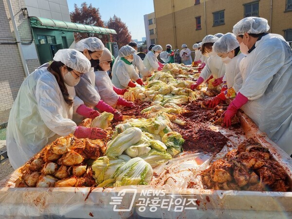 광명시 하안1동 새마을부녀회·지도자협의회는 지난 17일과 18일 이틀간 동 행정복지센터 앞마당에서 취약계층을 위한 ‘사랑의 김장 나눔’ 행사를 개최했다(사진제공=하안1동 행정복지센터) 광명시 하안1동 새마을부녀회·지도자협의회는 지난 17일과 18일 이틀간 동 행정복지센터 앞마당에서 취약계층을 위한 ‘사랑의 김장 나눔’ 행사를 개최했다(사진제공=하안1동 행정복지센터)