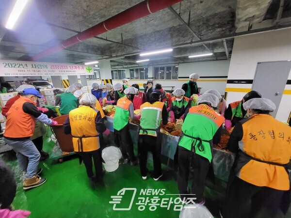 광명시 소하2동 새마을지도자협의회·부녀회는 지난 17일과 18일 이틀간 소하2동 관내 어려운 이웃을 위한 ‘사랑의 김장김치 담가주기’ 사업을 진행했다(사진제공=소하2동 행정복지센터) 광명시 소하2동 새마을지도자협의회·부녀회는 지난 17일과 18일 이틀간 소하2동 관내 어려운 이웃을 위한 ‘사랑의 김장김치 담가주기’ 사업을 진행했다(사진제공=소하2동 행정복지센터)