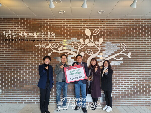 월곶포구축제 운영 수익금 기부(사진제공=월곶동 행정복지센터) 월곶포구축제 운영 수익금 기부(사진제공=월곶동 행정복지센터)