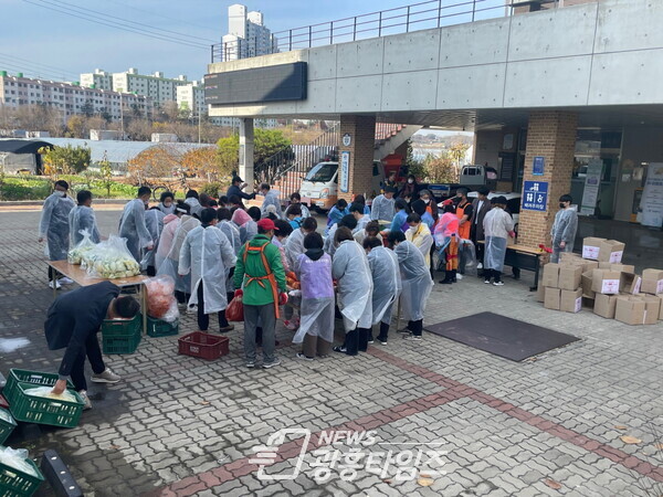 매화동 김장김치 나눔행사(사진제공=매화동 행정복지센터) 매화동 김장김치 나눔행사(사진제공=매화동 행정복지센터)