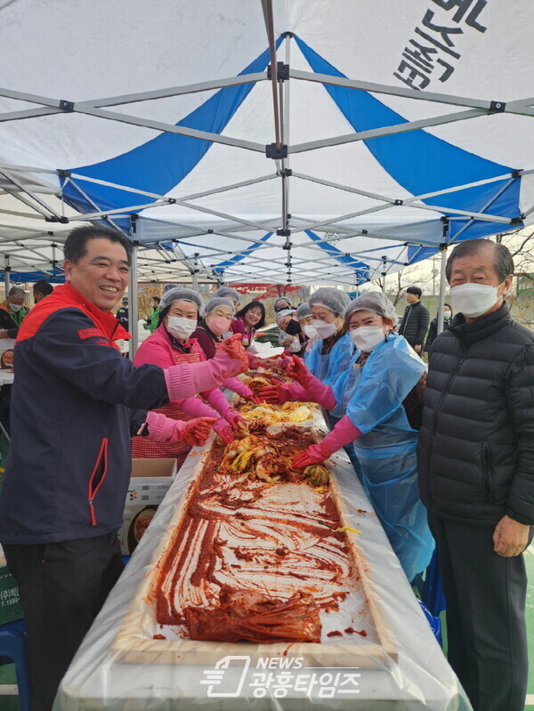 다가오는 겨울을 대비해 소외 계층을 돕기 위해 지난 22일 동 행정복지센터에서 정왕본동 유관단체와 함께 ‘사랑의 김장김치 나눔’ 행사를 열었다(사진제공=정왕본동 행정복지센터) 다가오는 겨울을 대비해 소외 계층을 돕기 위해 지난 22일 동 행정복지센터에서 정왕본동 유관단체와 함께 ‘사랑의 김장김치 나눔’ 행사를 열었다(사진제공=정왕본동 행정복지센터)