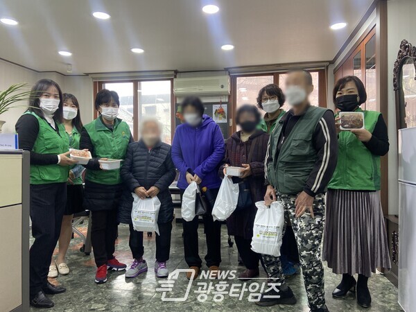 광명시 철산4동 새마을지도자협의회·부녀회는 지난 22일 제철 반찬을 손수 만들어 관내 취약계층 어르신 6가구에 전달했다(사진제공=철산4동 행정복지센터) 광명시 철산4동 새마을지도자협의회·부녀회는 지난 22일 제철 반찬을 손수 만들어 관내 취약계층 어르신 6가구에 전달했다(사진제공=철산4동 행정복지센터)