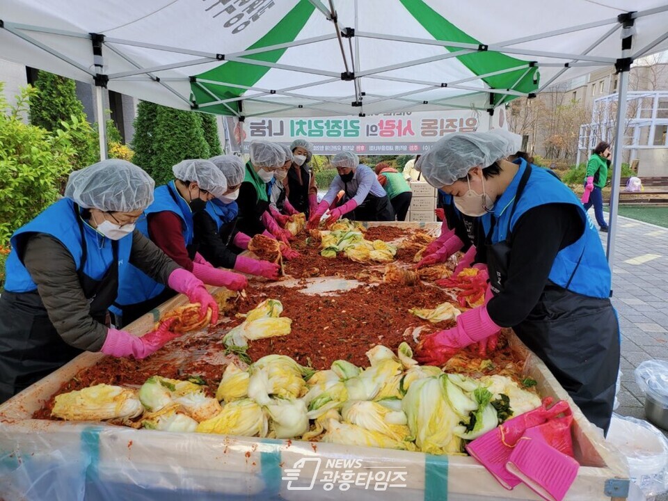 광명시 일직동 새마을부녀회는 23일 배추김치를 직접 담가 지역 내 홀몸 어르신과 한부모 장애인 가정 등 저소득 취약계층 50가구에 전달했다(사진제공=일직동 행정복지센터) 광명시 일직동 새마을부녀회는 23일 배추김치를 직접 담가 지역 내 홀몸 어르신과 한부모 장애인 가정 등 저소득 취약계층 50가구에 전달했다(사진제공=일직동 행정복지센터)