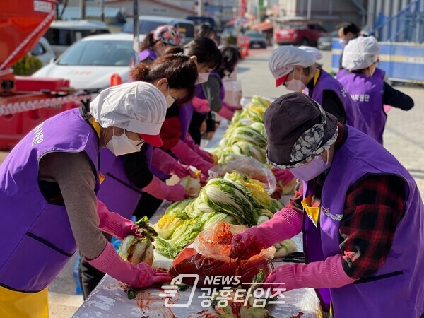 자원봉사센터 김장나눔 릴레이(사진제공=시흥시) 자원봉사센터 김장나눔 릴레이(사진제공=시흥시)