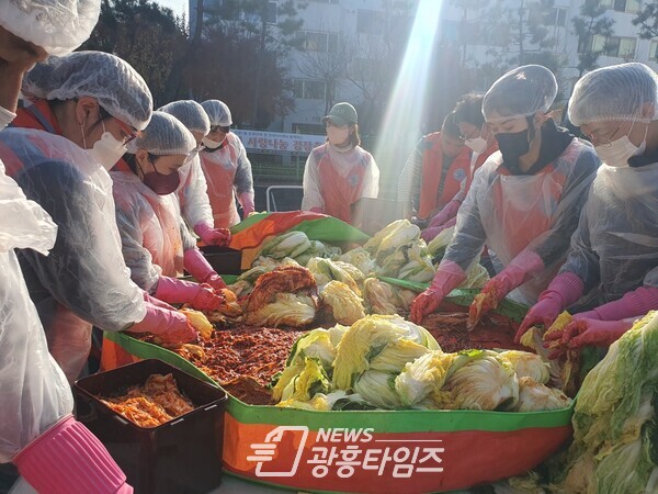 시흥시 정왕1동 지역사회보장협의체는 지난 23일 정왕1동 두산아파트 테니스장에서 ‘2022년 정왕1동 사랑나눔 김장축제’ 행사를 가졌다(사진제공=정왕1동 행정복지센터) 시흥시 정왕1동 지역사회보장협의체는 지난 23일 정왕1동 두산아파트 테니스장에서 ‘2022년 정왕1동 사랑나눔 김장축제’ 행사를 가졌다(사진제공=정왕1동 행정복지센터)