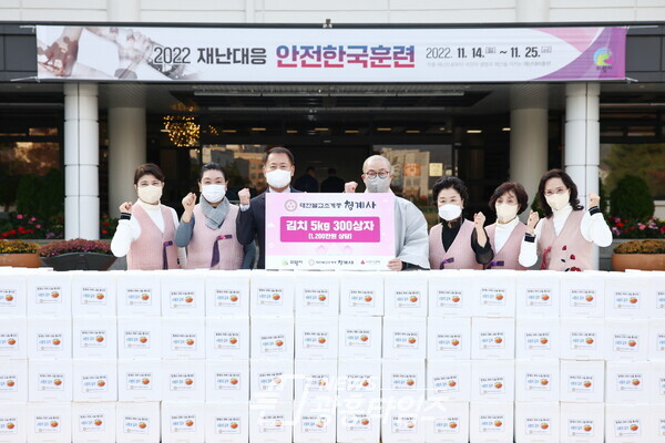 청계사 김장김치 기부(사진제공=의왕시) 청계사 김장김치 기부(사진제공=의왕시)