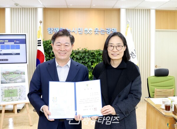 광명시는 지난 24일 2022년 제10대 일일명예시장을 위촉하여 박승원 시장과 함께 시정 일정을 소화하며 현장에서 직접 시민들과 만나서 이야기를 듣고, 문제 해결을 위해 함께 고민해보는 시간을 마련했다(사진제공=광명시)