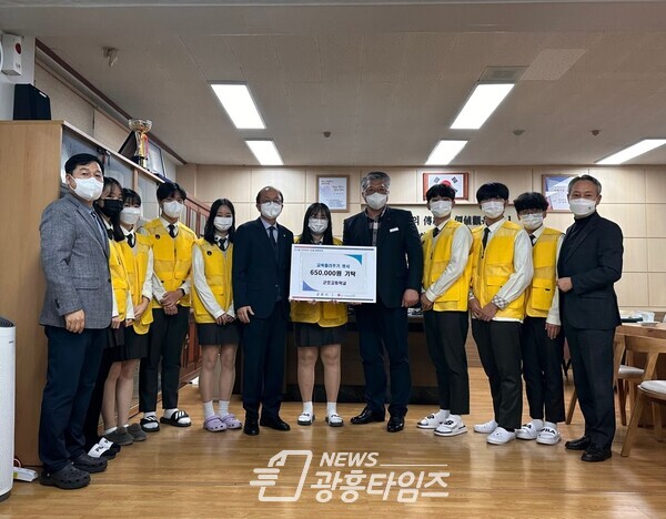 군포고교복판매수익금기탁(사진제공=군포시) 군포고교복판매수익금기탁(사진제공=군포시)