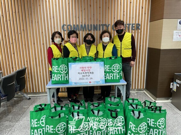 사랑의 반찬 배달(사진제공=내손2동 주민센터) 사랑의 반찬 배달(사진제공=내손2동 주민센터)