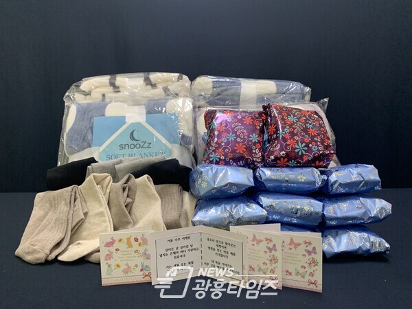광명시 자살예방센터는 겨울을 맞아 노는 12월 2일부터 9일까지 독거어르신의 우울감 완화 및 자살 예방을 위해 ‘따스한 겨울’ 희망꾸러미를 전달한다(사진제공=광명시) 광명시 자살예방센터는 겨울을 맞아 노는 12월 2일부터 9일까지 독거어르신의 우울감 완화 및 자살 예방을 위해 ‘따스한 겨울’ 희망꾸러미를 전달한다(사진제공=광명시)