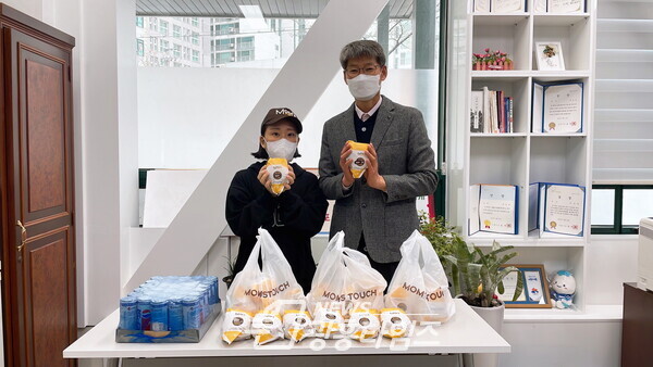 연성동_맘스터치 후원(사진제공=연성동 행정복지센터) 연성동_맘스터치 후원(사진제공=연성동 행정복지센터)