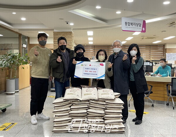 의왕예술의거리상인회 쌀 기부(사진제공=내손1동 주민센터) 의왕예술의거리상인회 쌀 기부(사진제공=내손1동 주민센터)