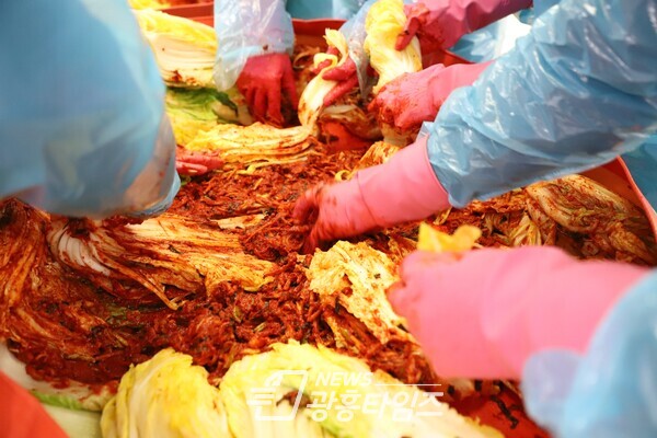 광명도시공사, 김장나눔(사진제공=광명도시공사) 광명도시공사, 김장나눔(사진제공=광명도시공사)