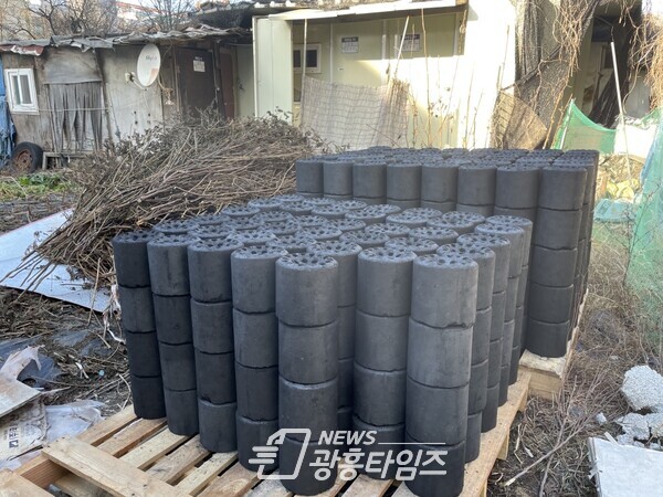 광명시 소하1동 행정복지센터에서는 지난 2일 경기관광공사 주관으로 취약계층 밀집 거주지역 주민을 위해 연탄 2 000장을 전달했다(사진제공=소하1동 행정복지센터) 광명시 소하1동 행정복지센터에서는 지난 2일 경기관광공사 주관으로 취약계층 밀집 거주지역 주민을 위해 연탄 2 000장을 전달했다(사진제공=소하1동 행정복지센터)