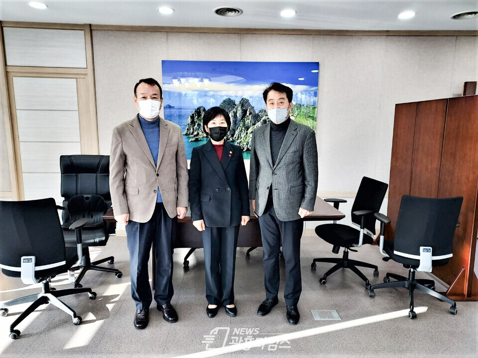 하은호 군포시장과 한화진 환경부장관 면담_좌부터 이승일 부시장 한화진 장관 하은호 시장(사진제공=군포시) 하은호 군포시장과 한화진 환경부장관 면담_좌부터 이승일 부시장 한화진 장관 하은호 시장(사진제공=군포시)