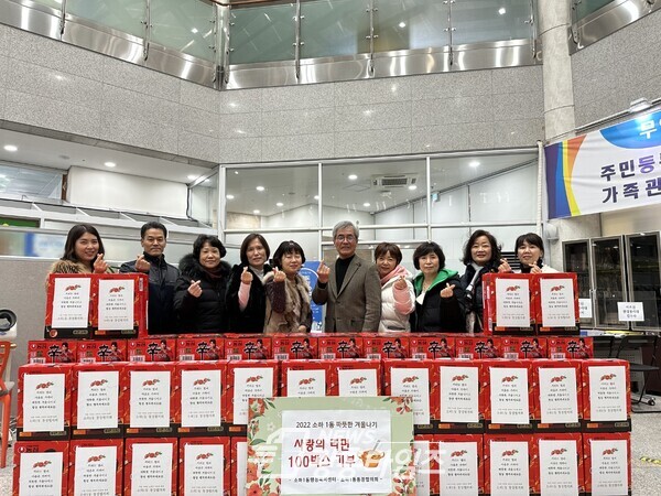 광명시 소하1동 통장협의회는 겨울철을 맞아 지난 6일 관내 저소득 취약계층에 사랑이 담긴 라면 100박스를 전달했다(사진제공=소하1동 행정복지센터) 광명시 소하1동 통장협의회는 겨울철을 맞아 지난 6일 관내 저소득 취약계층에 사랑이 담긴 라면 100박스를 전달했다(사진제공=소하1동 행정복지센터)
