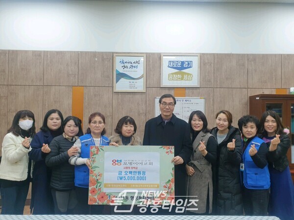 광명시 소하1동 저소득가정의 청소년을 위해 오병이어 교회에서 8일 장학금 500만 원을 기탁했다(사진제공=소하1동 행정복지센터) 광명시 소하1동 저소득가정의 청소년을 위해 오병이어 교회에서 8일 장학금 500만 원을 기탁했다(사진제공=소하1동 행정복지센터)