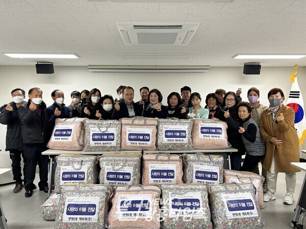 광명시 광명6동 체육회는 지난 8일 독거노인 가정 및 취약계층을 대상으로 ‘사랑의 이불’ 전달식을 가졌다(사진제공=광명6동 행정복지센터) 광명시 광명6동 체육회는 지난 8일 독거노인 가정 및 취약계층을 대상으로 ‘사랑의 이불’ 전달식을 가졌다(사진제공=광명6동 행정복지센터)