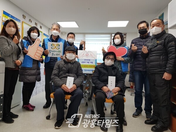 광명시 철산2동 지역사회보장협의체는 지난 8일 주민들의 따뜻한 겨울나기를 위해 광명다솜가족회의 후원으로 저소득 10가정에 100만 원의 난방비를 전달했다(사진제공=철산2동 행정복지센터) 광명시 철산2동 지역사회보장협의체는 지난 8일 주민들의 따뜻한 겨울나기를 위해 광명다솜가족회의 후원으로 저소득 10가정에 100만 원의 난방비를 전달했다(사진제공=철산2동 행정복지센터)