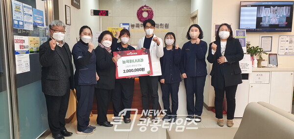 능곡하나내과 후원금 전달(사진제공=능곡동 행정복지센터) 능곡하나내과 후원금 전달(사진제공=능곡동 행정복지센터)