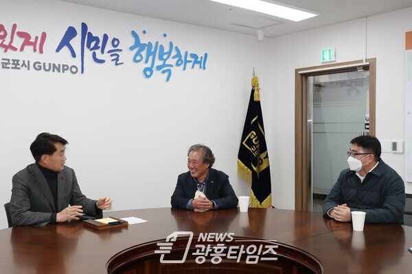 군포전문건설협회성금기탁(사진제공=군포시) 군포전문건설협회성금기탁(사진제공=군포시)