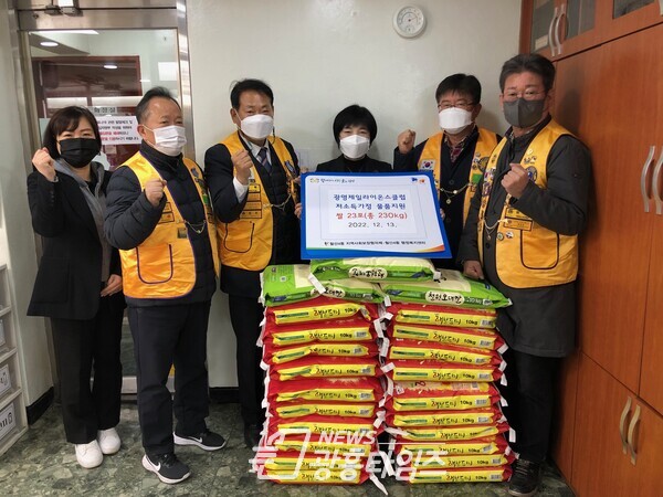 광명시 철산4동 행정복지센터는 13일 광명제일라이온스클럽에서 사랑의 쌀 23포(총230kg)를 후원받아 저소득 가구에게 전달하며 이웃사랑을 실천했다(사진제공=철산4동 행정복지센터) 광명시 철산4동 행정복지센터는 13일 광명제일라이온스클럽에서 사랑의 쌀 23포(총230kg)를 후원받아 저소득 가구에게 전달하며 이웃사랑을 실천했다(사진제공=철산4동 행정복지센터)