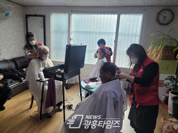 대한미용사회중앙회 안산 상록구지부, 어르신 대상 미용 재능기부(사진제공=안산시) 대한미용사회중앙회 안산 상록구지부, 어르신 대상 미용 재능기부(사진제공=안산시)